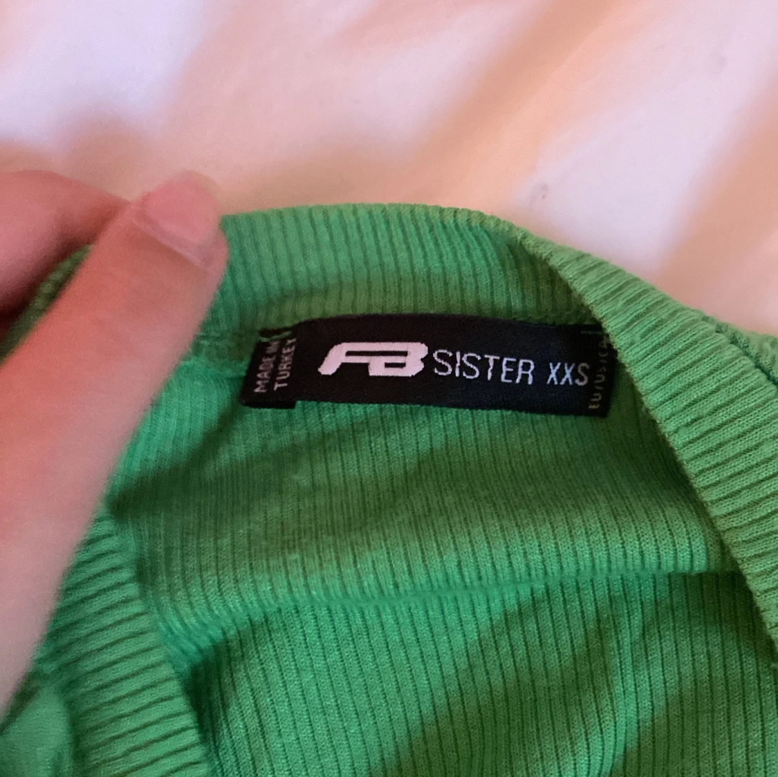 Grön ribbad topp med ringdetaljer - 1