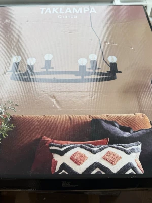 Taklampa Chanda svart metall - Säljer en modern taklampa Chanda från Mio i svartlackerad metall. Lampan har plats för 6 ljuskällor (E14, max 25W) och mäter 10 cm i höjd och 56 cm i diameter. Passar perfekt för att skapa en stilren känsla i rummet. Ljuskällor och lamppropp ingår ej.