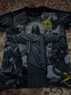 Brazil X jesus - Säljer ett brazil X jesus t shirt som är i en perfekt kondition har haft på mig den några gånger kan bli tvättat innan de skickas. Perfekt för sommaren