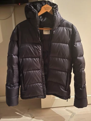 Jacka från Aspesi - Snygg svart pufferjacka från Aspesi med huva 50/L