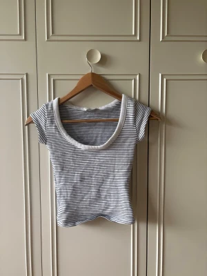 Randig croppad topp med rund hals - Säljer denna tröja från Zara då den inte längre kommer till användning men är fortfarande i väldigt bra skick