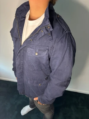 Woolrich Jacka - Woolrich jacka, modellen är 182 cm och väger 90 kg!⭐️