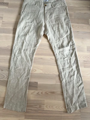 NN07 Linnebyxor - Fräscha linnebyxor från NN07 i storlek 30/32 passar S/M. Nypris 1699kr från careofcarl. 