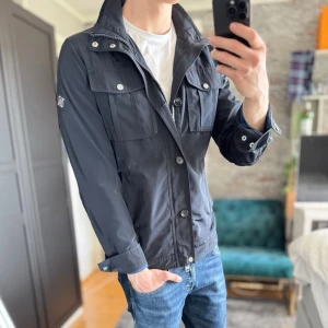 J.lindeberg field jacket - Mycket bra skick, storlekslappen är avklippt! Passar dig som är mellan 175-185 ungefär. Modellen är 185 cm, 75kg. Sänkta priser på köp av fler varor! Skriv för mer information🤝