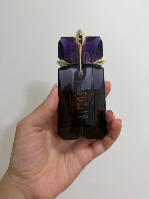 Alien parfym från Mugler - Alien parfym från Mugler då jag inte använder den längre. 60 ml flaska Ca 70% finns kvar i. ✨