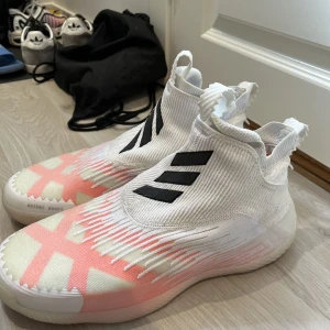 Adidas basketskor - Storlek 46. Väldigt fint skick, använda ett fåtal gånger.