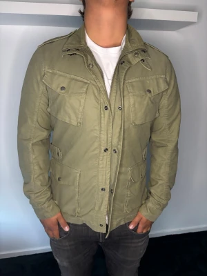 Woolrich jacka  - En Stilren Woolrich jacka, modellen är 182 cm lång och väger 90 Kg!🤩