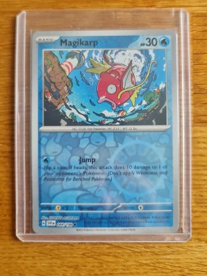 Rare Magikarp Pokemon SV1 042/190 - Säljer ett samlarkort från Pokémon med Magikarp-motiv, nummer 042/190 från Scarlet & Violet-serien. Kortet har blå bakgrund och färgstark illustration av Magikarp. Levereras i genomskinligt plastfodral för extra skydd. Perfekt för dig som gillar Pokémon eller samlar på kort.