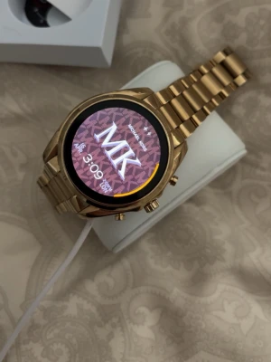 Michael kors smartklocka - fint skick  - Fin guldig smartklocka i stainless steel. Använd fåtal gånger. Fint skick. Finns några små repor på uret som syns när klockan är avstängd. Kan finnas fåtal mindre repor på armbandet. 