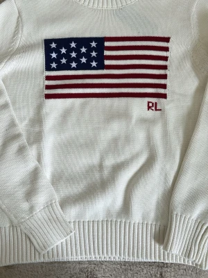 Vit tröja från Polo Ralph Lauren - Andvänd några fåtal gånger, den är inte heller tvättad i tvätt maskin så stl är som från butik. Tröjan är i bomull och har inga synliga skador som man ser tydligt när den andvänds, Sömmen har dock blivit lite utsräckt i armhålan men de är inget som syns när jag andvändt den. Stl S men jag skulle säga att den är lite mindre och mer som en Xs. Pris kan diskuteras och om du har någon fråga så är det bara att skriva. 