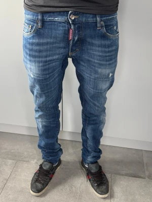 Dsquared2 jeans - Säljer nu ett par riktigt sjysta Dsquared2 jeans. Modellen på bilden väger 76kg och är 181cm lång. Bara att höra av er vid frågor eller funderingar!