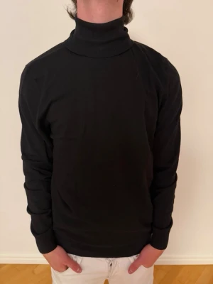 Zara tröja - Säljer en crewneck tröja från Zara i storlek M. Modellen är ca 180cm