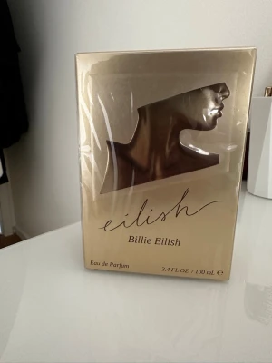  Billie Eilish parfym oöppnad ny förpackning 100ml - Helt ny.  perfekt för dig som gillar vanilj dofter och snygg design. 