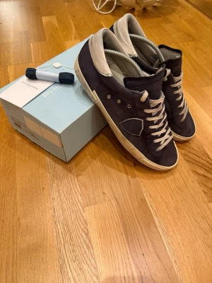 Phillipe models - Säljer ett par snygga phillipe models, perfekta till våren och sommaren. Dem är använda och det finns lite skavanker på skorna men dem har mycket liv kvar. Box, kort och extrasnören medföljer. Frågor? Kom dm  Allt gott, mvh Noah