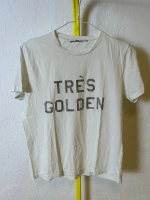 Vit t-shirt från Golden Goose - Denna vara kommer att auktioneras ut på Plick Live den 3 juni klockan 19:00