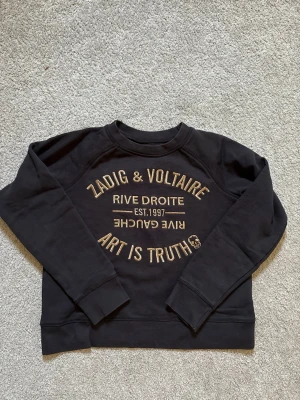 Svart sweatshirt Zadig & Voltaire - Cool svart sweatshirt från Zadig & Voltaire med guld text✨🎱 populär och snygg, inget tecken på användning! Storlek 12(xs barn)