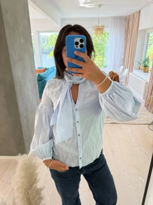 Blå blus - Super fin blå blus. Bra skick, en liten fläck (ses sista bild)💙