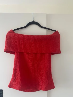 Röd offshoulder topp - Helt oanvänd endast prövad 