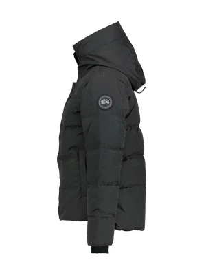Svart pufferjacka med huva - Säljer en svart pufferjacka från Canada Goose med stor huva och patch på ärmen. Jackan har en boxig passform, breda kanaler och ribbade muddar vid ärmsluten. Perfekt för kalla vinterdagar och riktigt snygg streetstil.