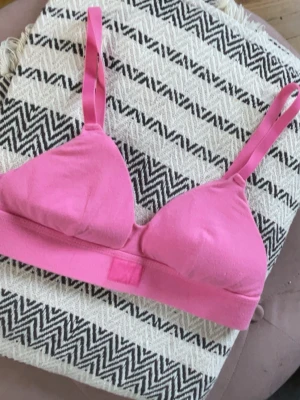 Ljusrosa bh - Så fin rosa bh, skönt material. Använd två gånger, nytt skick! 