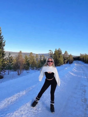 Vit ribbad cropped stickad tröja - Trendig vit ribbstickad cropped tröja med polokrage och långa ärmar. Perfekt att bära över linne eller topp , använd 2 gånger 