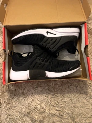 Air prestos nike - Det här är dom skönaste skorna jag använt på länge. Perfekt och luftiga till sommaren, men samtidigt sitter dom bekvämt på foten. Inga fel på skon testade 2 gånger och dom var tyvärr för små. Priset är inte hugget i sten så hör av er vid frågor! Box medföljer. 42,5 men passar både 42 och 43!!!!