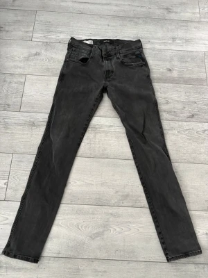 Svarta skinny jeans från Jack & Jones - Säljer ett par svarta skinny jeans från reply. Jeansen har klassisk femficksmodell, smal passform och är tillverkade i stretchigt denimtyg för extra komfort. Perfekta för dig som gillar en tajt look och vill ha ett par stilrena jeans.                        Jag är 176cm lång och dom är lite för små för mig