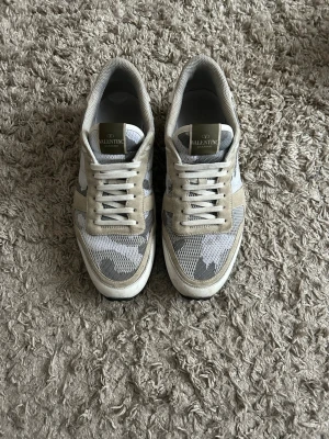 Valentino rockrunners - Hej, säljer nu mina otroligt fina Valentino rockrunners i eftertraktad färg. Skorna passar bra nu till varmare väder pågrund av dens mesh material. Skorna är i fint sick, Skriv vid fler funderingar!