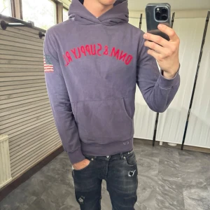 Raffe denim supply hoodie - Riktigt skön DS hoodie🔥Mycket fint skick, inga defekter. Nypris ca 2000kr. Passar dig som är 175-185 ungefär. Modellen är 185 cm, 75 kg. Skriv för mer information!🤝