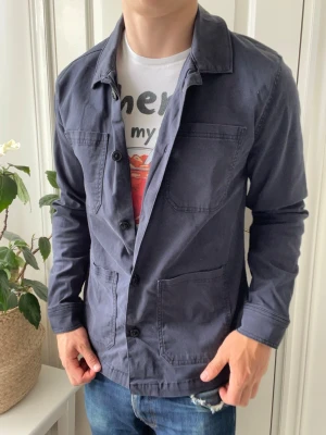 Lindbergh overshirt - Liven 17.00 11 Juni  - Lindbergh overshirt - sjukt snygg. Inga defekter! Modellen i bilderna är 180 cm 75 kg och bär Storlek M , Kom med frågor! 🌟 (Kan gå ned i pris vid köp av paket 😉) 