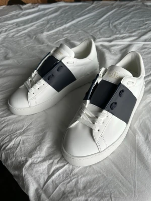Valentino open - Säljer nu mina Valentino open skor. Dom är helt sprillans nya och har aldrig använt dom. 