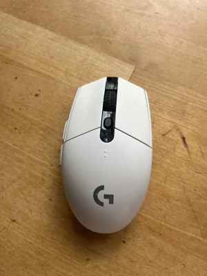 Vit Logitech G305 trådlös mus - Säljer en vit Logitech G305 trådlös gamingmus med svart scrollhjul och sidoknappar. Musen har en stilren design och är tillverkad i plast. Perfekt för dig som vill ha en lätt och responsiv mus till datorn.