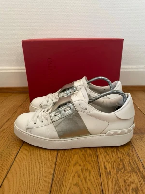 Valentino open sneakers  - Säljer nu dessa fina valentino skor | Fint skick | Storlek 38,5 | Hör gärna av er vid frågor eller funderingar 