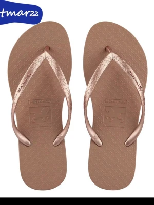 Pastellfärgade flip-flops Havaianas - Säljer två par klassiska flip-flops i olika färger. Sandalerna har en enkel design med mönstrad sula och matchande remmar i gummi. Perfekta för sommaren och stranden. Har flera olika storlekar.
