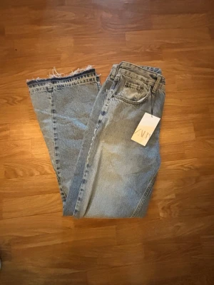  Flared jeans Zara - Säljer ljusblå Flared jeans från Zara i storlek 38 som passar är ungefär S