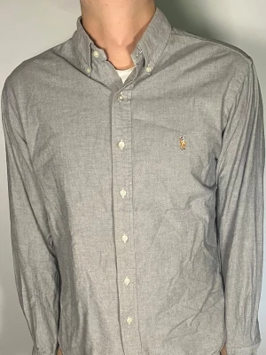 Ralph Lauren skjorta  - Säljer en riktigt snygg och trendig Ralph Lauren skjorta i fint skick, storlek L, vid frågor är det bara att skriva //Gramenti
