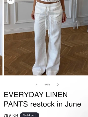 Vita linnebyxor med dragsko -  Byxorna har raka, vida ben och är tillverkade i ett luftigt linnematerial som passar perfekt till sommaren. Bilderna är lånade från alobhas hemsida och de är slutsålda där. Byxorna har lite röd färg längst ner på benet så fråga om bild ifall du vill se det🌊🪸