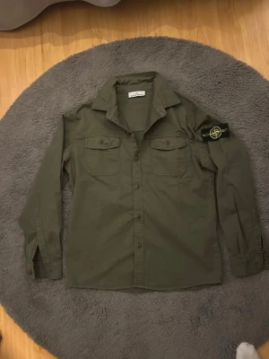 Stone Island overshirt  - Helt ny. Storlek L. Olivgrön. Hör av dig innan du köper för mer info!