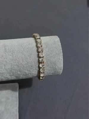Guld Armband - Helt ny har aldrig använts. Armbandet är utav rostfritt stål. Går även att justera efter din längd på armen.
