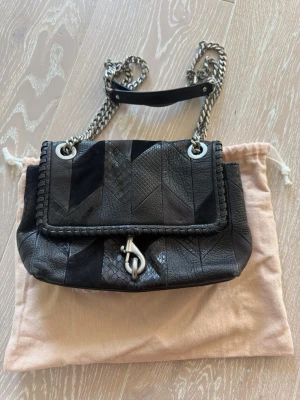 Axelväska  - Jätte cool och snygg axelväska från Rebecca Minkoff. Super bra skick då den är använd fåtal gånger. Bandet går att justera både kort och långt. Kommer med påse💛