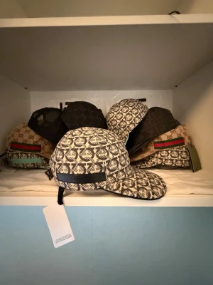 Mönstrad keps från Ittierre - Säljer en snygg keps från Ittierre med svartvitt grafiskt mönster och justerbar rem bak. Kepsen har böjd skärm och är tillverkad i ett slitstarkt tygmaterial. Perfekt för dig som gillar streetwear och vill sticka ut med en unik accessoar.