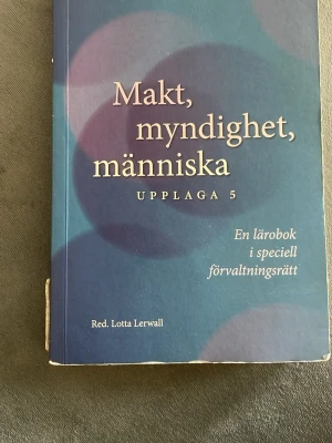 Makt, myndighet, människa upplaga 5 - Lärobok i speciell förvaltningsrätt, redigerad av Lotta Lerwall. Boken har ett blått och lila omslag med vit text och är utgiven av Iustus förlag. Passar för juridikstudenter och andra som vill fördjupa sig i förvaltningsrätt.