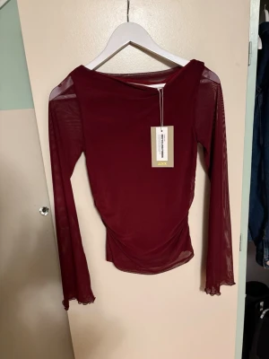 Vinröd mesh topp  - Vinröd långärmad mesh topp, transparenta ärmar och rynkade detaljer vid midjan. Ny och oanvänd. 🌺Storlek M, men passar S.