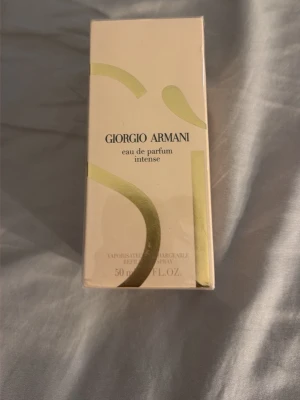 Giorgio Armani Eau de Parfum Intense - Lyxig parfym från Giorgio Armani, Eau de Parfum Intense, 50 ml. Oöppnad och oanvänd med plast på, helt ny. 