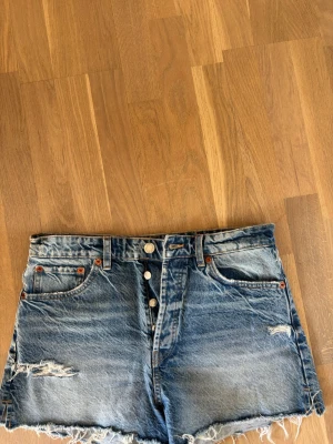 blå jeans shorts midwaist - snygga sommar shorts gammal modell från zara