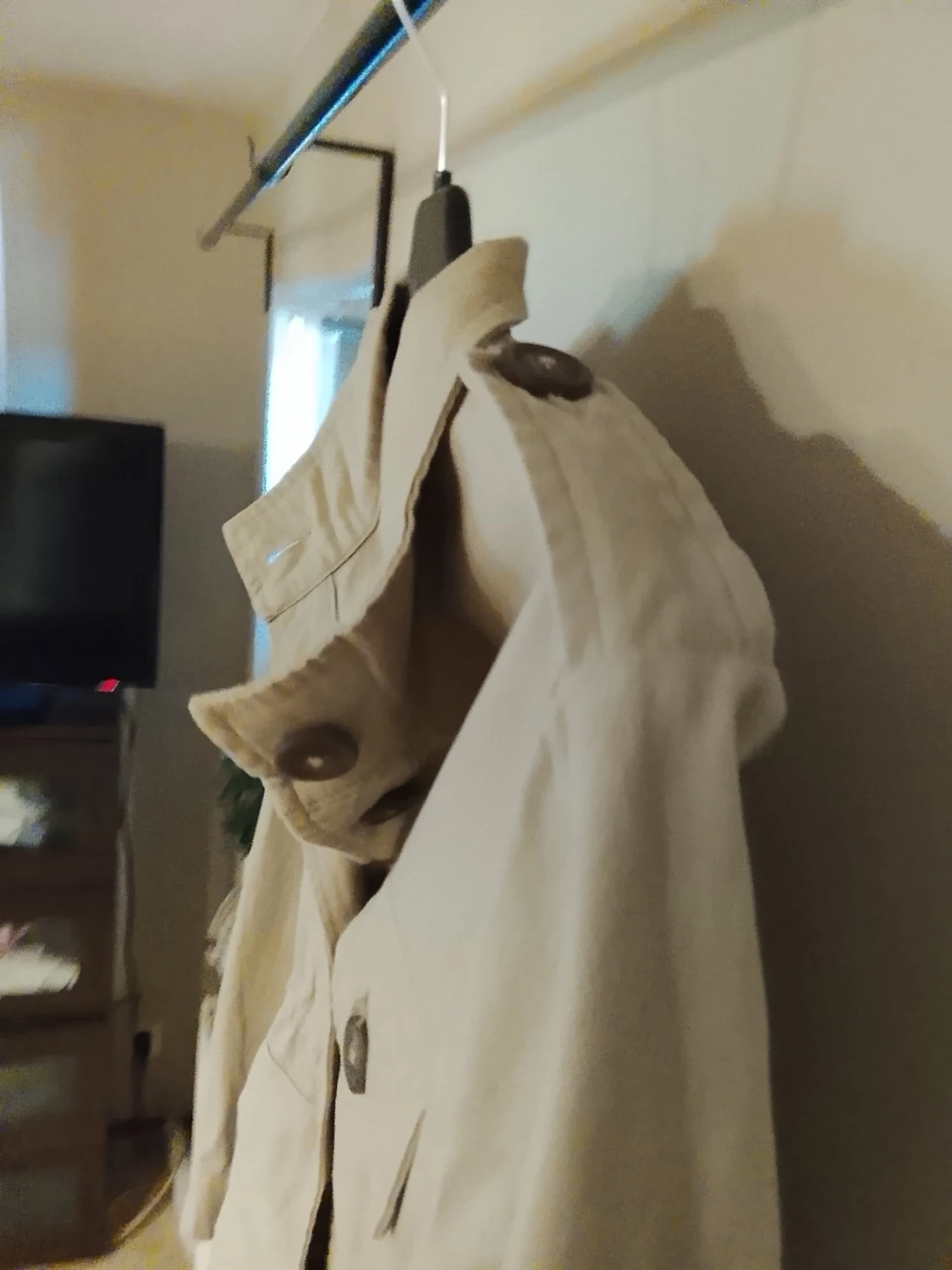Beige rock med ståkrage och fickor - 1