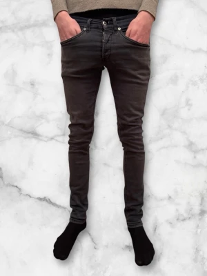Dondup Jeans George - Dondup Jeans George populäraste jeansen på marknaden. Skick 8/10 Nyrpis runt 4000kr Säljs för 549kr