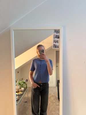 Blå kortärmad kofta - En blå kortärmad kofta ifrån Massimo dutti. 💙💙