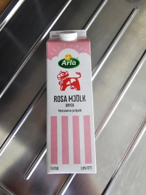 Arla rosa mjölk med jordgubbssmak tomt paket - En 1-liters förpackning rosa mjölk dryck, tomt paket, från Arla. 