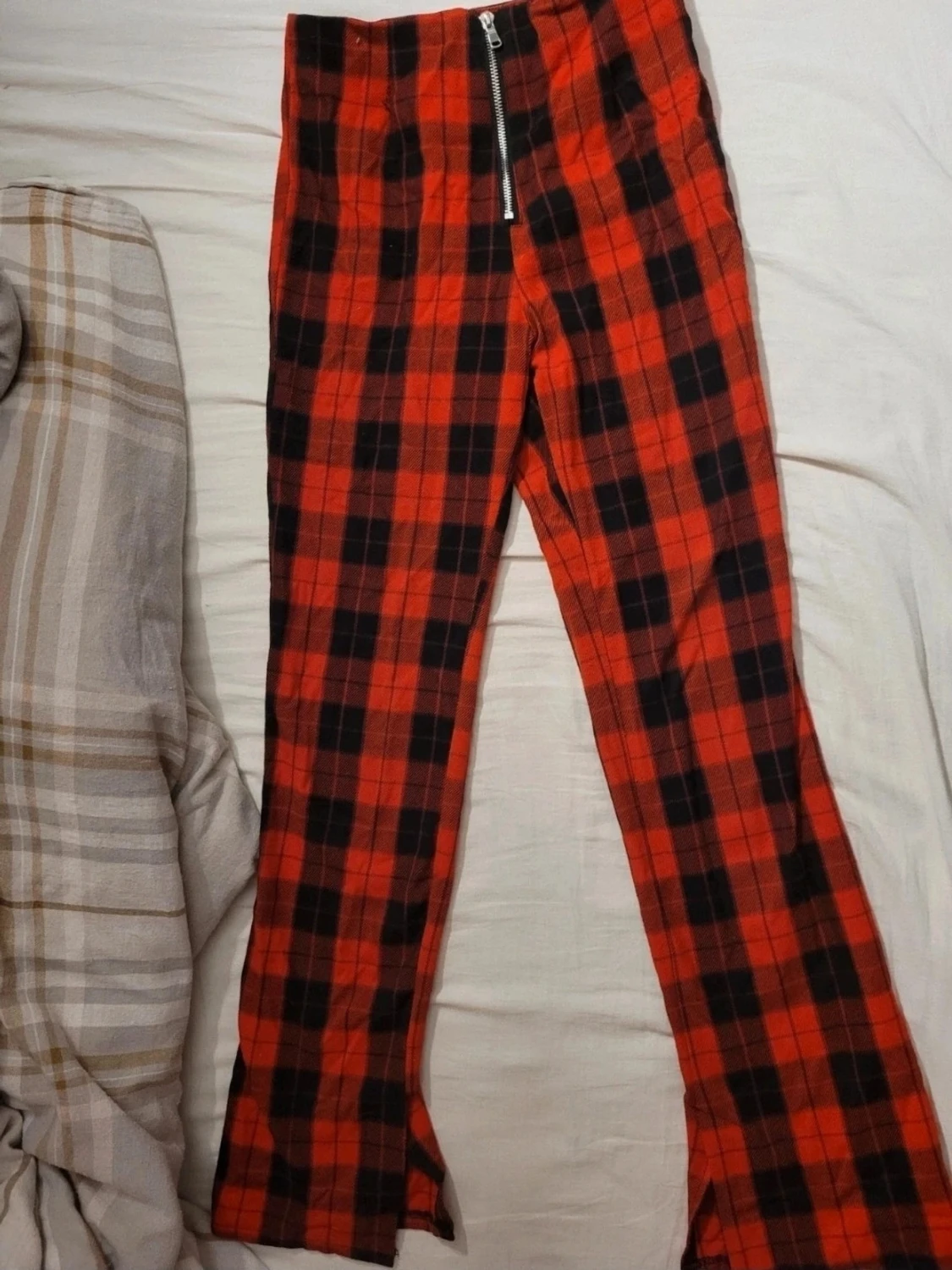 Rödrutiga leggings med dragkedja